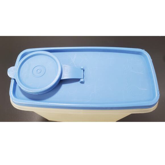 Vintage Tupperware cereal keeper w/blue lid, round flip-top spout - Picture 3 of 9